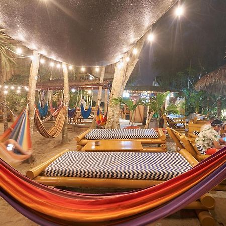 Hidden House Hostel Party มอนตาญิตาร์ ภายนอก รูปภาพ