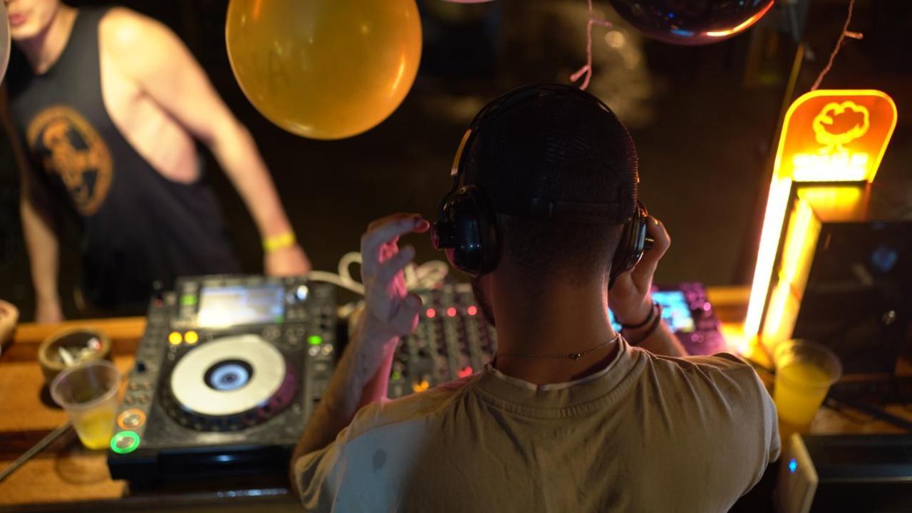 Hidden House Hostel Party มอนตาญิตาร์ ภายนอก รูปภาพ
