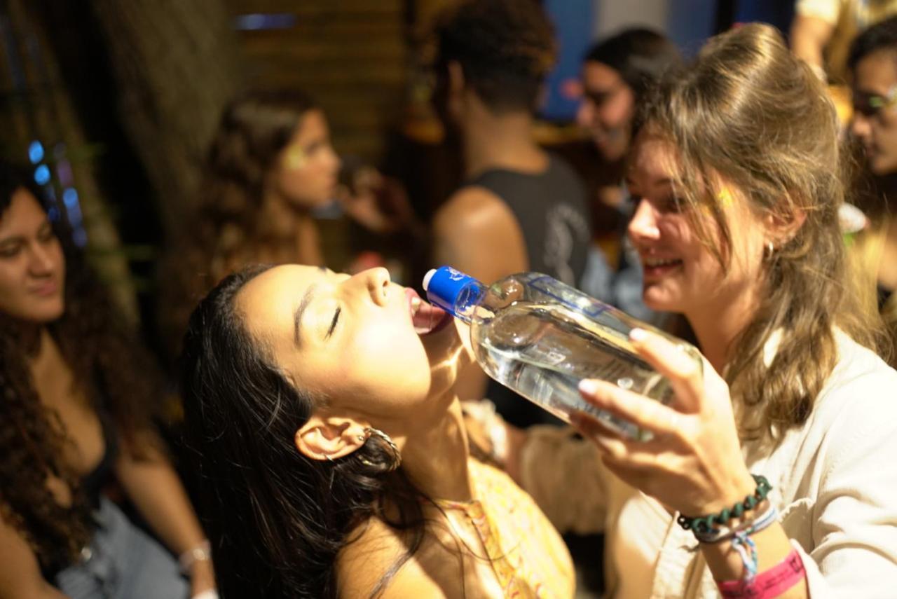 Hidden House Hostel Party มอนตาญิตาร์ ภายนอก รูปภาพ
