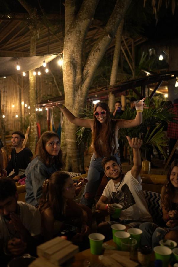 Hidden House Hostel Party มอนตาญิตาร์ ภายนอก รูปภาพ