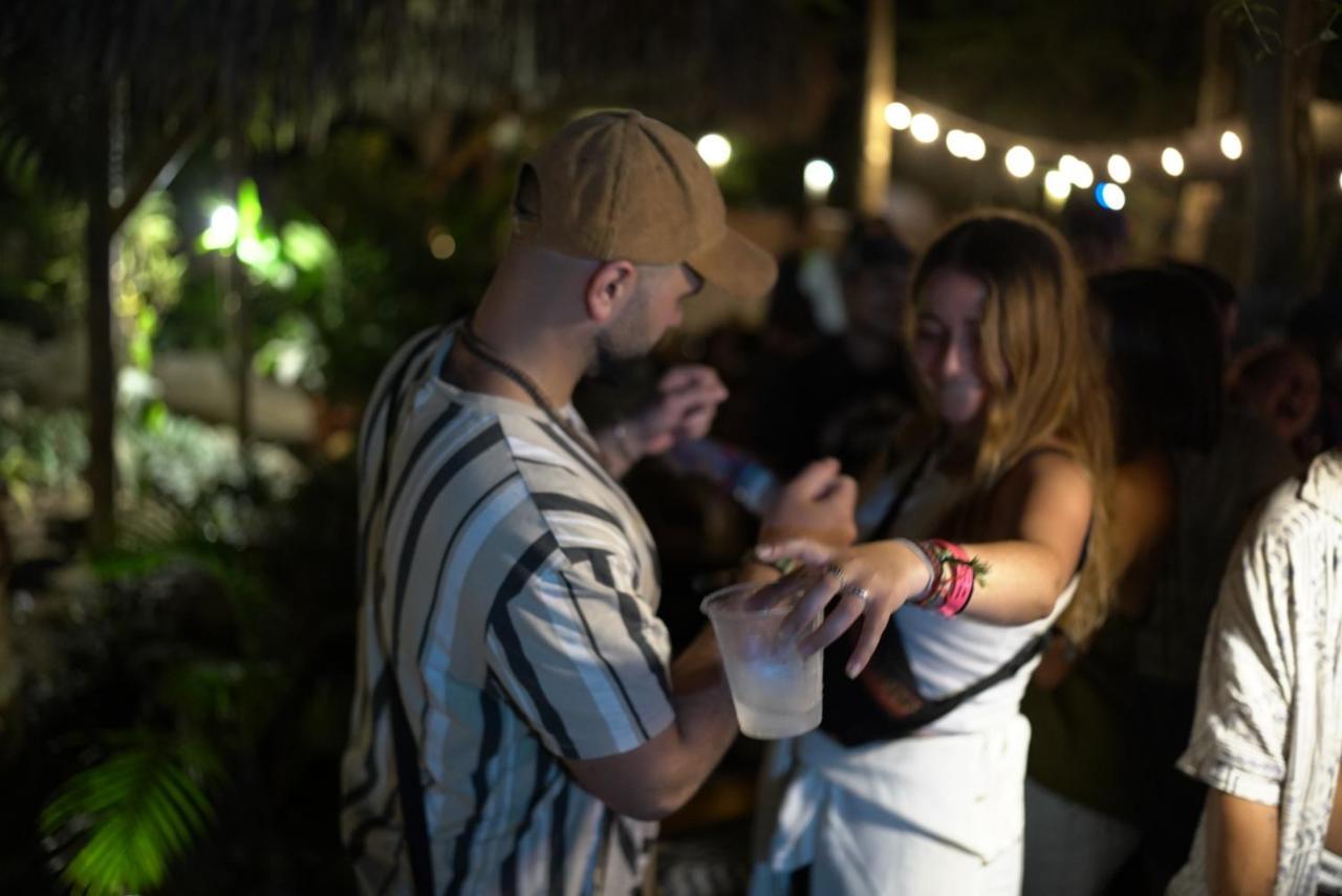 Hidden House Hostel Party มอนตาญิตาร์ ภายนอก รูปภาพ