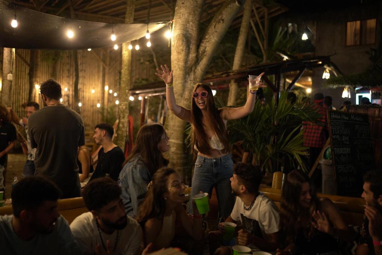 Hidden House Hostel Party มอนตาญิตาร์ ภายนอก รูปภาพ