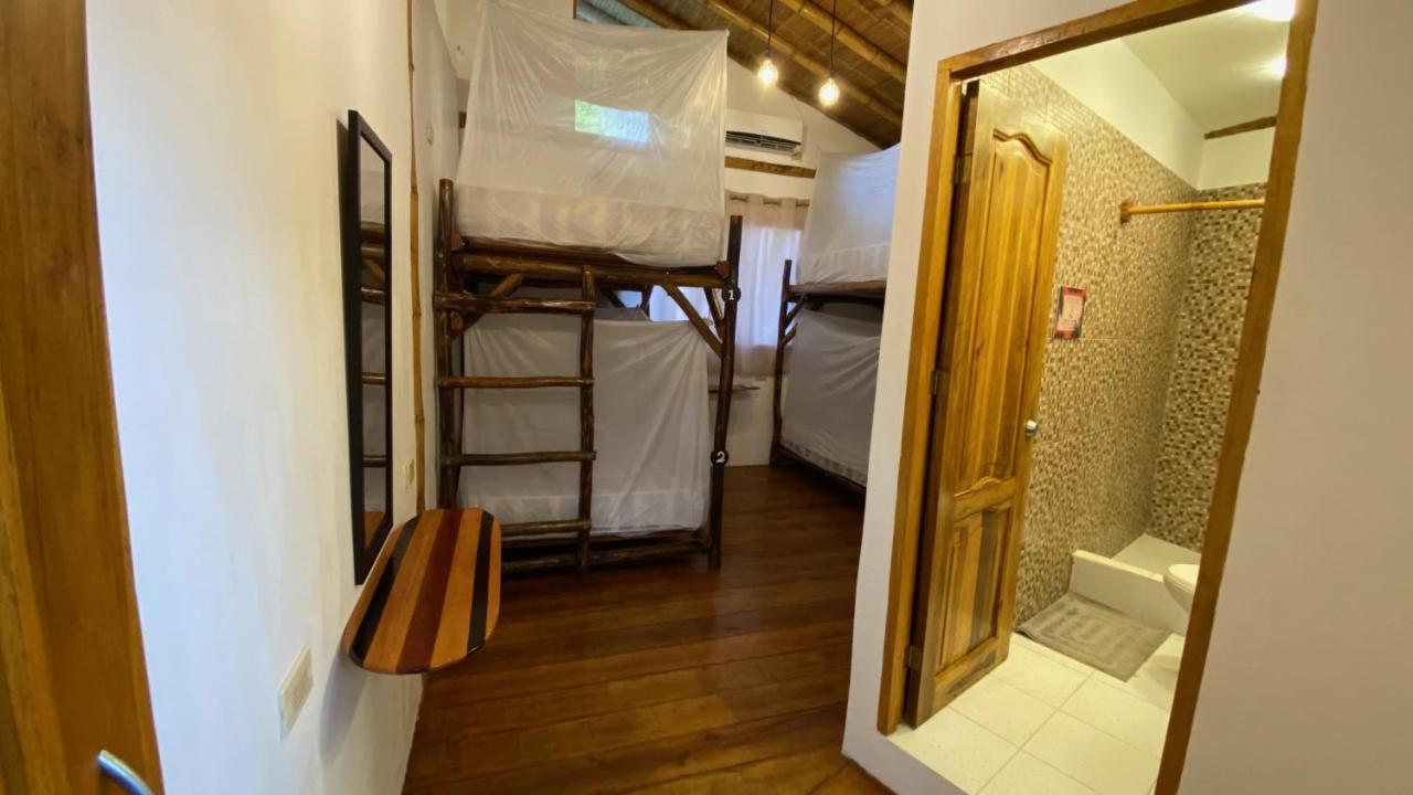 Hidden House Hostel Party มอนตาญิตาร์ ภายนอก รูปภาพ
