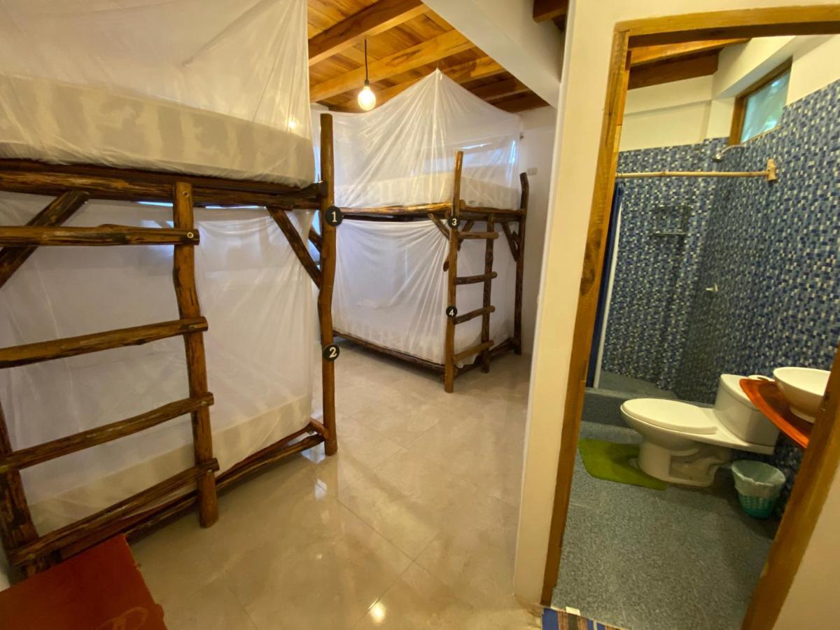 Hidden House Hostel Party มอนตาญิตาร์ ภายนอก รูปภาพ