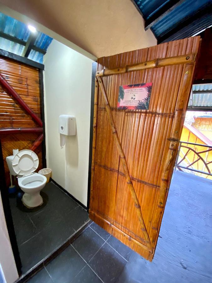 Hidden House Hostel Party มอนตาญิตาร์ ภายนอก รูปภาพ